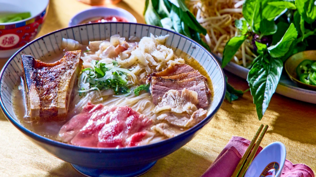 8 Rekomendasi Kuliner Khas Vietnam yang Enak dan Bikin Kamu Ketagihan